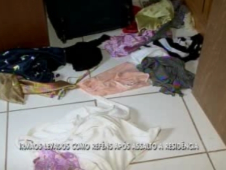 Assaltantes reviraram toda a casa após agredir e trancar família dentro do quarto
(Reprodução TV Record)
casa invadida